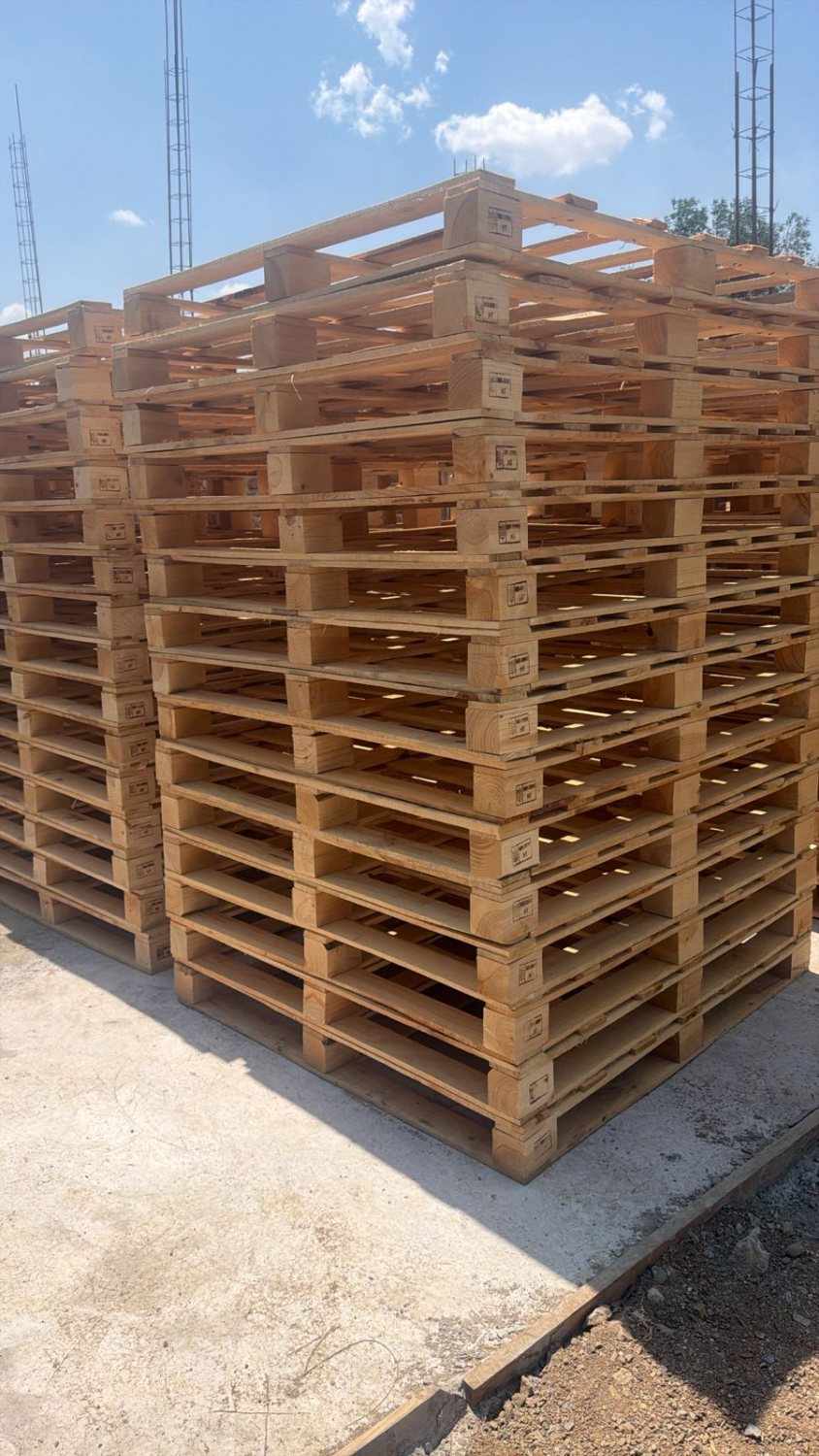 Tarimas de madera con tratamiento térmico apiladas