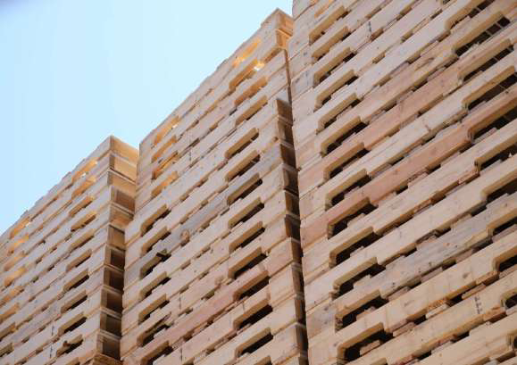 Tarimas de madera nuevas y recicladas apiladas en el patio de Tarimas Armadillo, León, Guanajuato